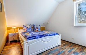 2 bedrooms, travel crib, free WiFi