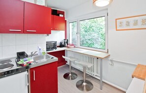Refrigerador, parrilla de estufa y utensilios de cocina 