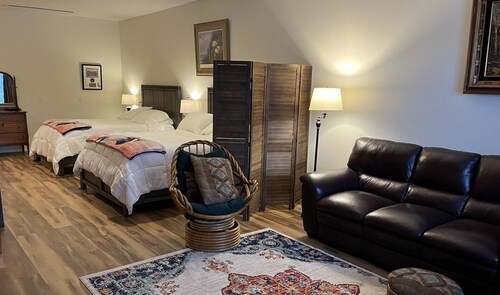 Crooked Creek Retreat- Spacious room on Creek, 2 Queen beds + Full Fishing Gear.