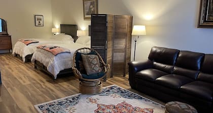 Crooked Creek Retreat- Spacious room on Creek, 2 Queen beds + Full Fishing Gear.