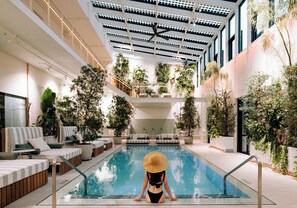 Kolam renang outdoor, dengan cabana (dengan biaya tambahan)