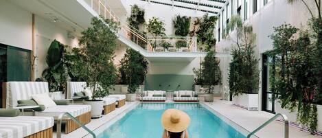 Piscina externa, barracas, espreguiçadeiras