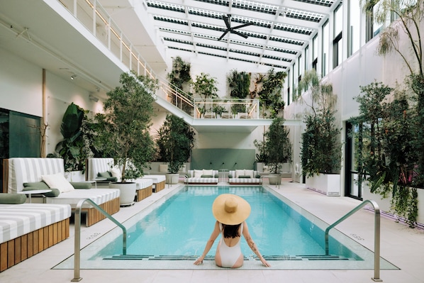 Kolam renang outdoor, dengan cabana (dengan biaya tambahan)