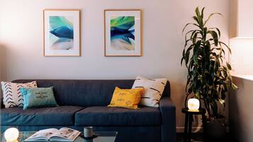 ๋์งํธ ์ฑ๋ ์์ฒญ์ด ๊ฐ๋ฅํ 55์ธ์น ์ค๋งํธ TV, ์ฑ
, ์คํธ๋ฆฌ๋ฐ ์๋น์ค