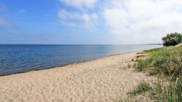 A sandy beach with a clear view of the sea and distant land. - 2 bedroom cozy home in Gahlkow (Gahlkow)