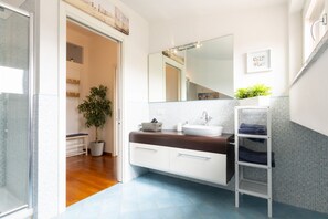 Regadera, bidet, toallas, shampoo 