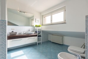 Dusche, Bidet, Handtücher, Shampoo