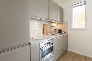 Kjøleskap, mikrobølgeovn, oppvaskmaskin og brødrister