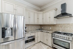 Refrigerador, microondas, horno y cafetera y tetera