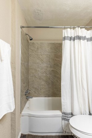 Towels, toilet paper - Maple Heights Serenity Libby Unit 2 (Maple Heights)