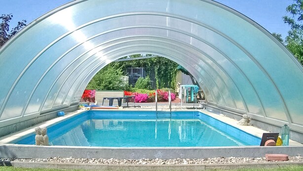 Une serre dotée d’une piscine à l’intérieur.