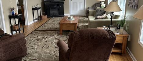 TV connectée, cheminée, lecteur de DVD, vidéothèque