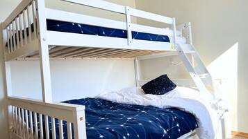 3 habitaciones, escritorio y tabla de planchar con plancha