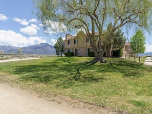 Exterior - Taos retreat with steam shower and mountain views (El Prado)