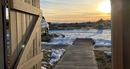Mountain Views, Steam Shower & King Suite: Minutes to Town, Gorge & Ski Valley