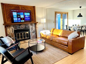 Smart TV, fireplace - Spacious 3BR w/ Steam Shower Near Ski & Town (El Prado)