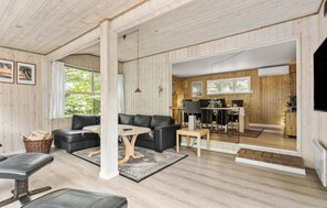 Smart TV, fireplace - 3 bedroom nice home in Tarm (Tarm)