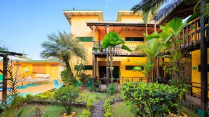 Standard Double Room | Terrace/patio - Hotel La Casa de las Flores Cahuita (Cahuita)
