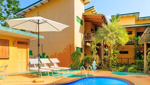 Outdoor pool, open 9:00 AM to 9:00 PM, pool umbrellas, pool loungers - Hotel La Casa de las Flores Cahuita (Cahuita)