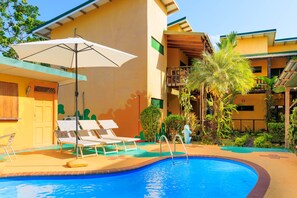 室外泳池;09:00 至 21:00 開放;泳池傘、躺椅