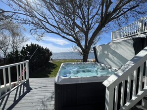 Outdoor spa tub - Waterfront Slice of Heaven (Shirley)