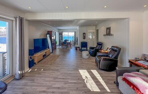 Smart TV, fireplace - Beautiful home in Stokmarknes (Stokmarknes)