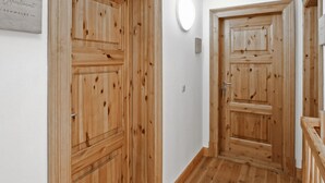 A hallway with wooden doors and a white wall. - Ferienwohnung Ankershagen (Ankershagen OT Friedri)