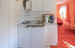 Réfrigérateur, four à micro-ondes, surface de cuisson, cafetière-théière
