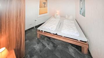 1 Schlafzimmer, Reisekinderbett, Bettwäsche