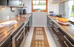 Kjøleskap, ovn, kokeplater og oppvaskmaskin