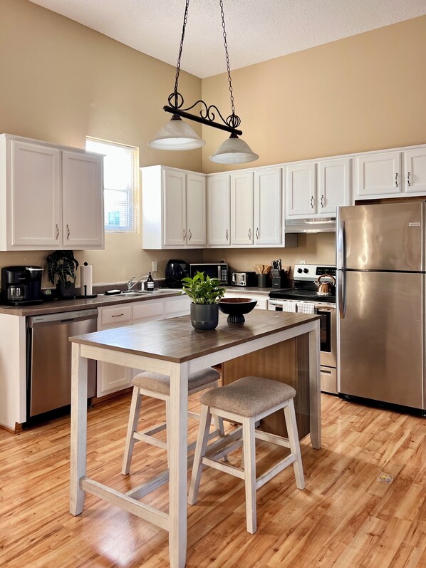 Refrigerador, microondas, horno, placa de cocina