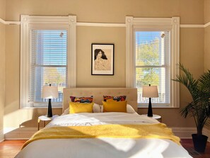 3 bedrooms, travel crib, WiFi, bed sheets - Downtown Memphis /w parking - Walk to Beale, FedEx Forum (Memphis)