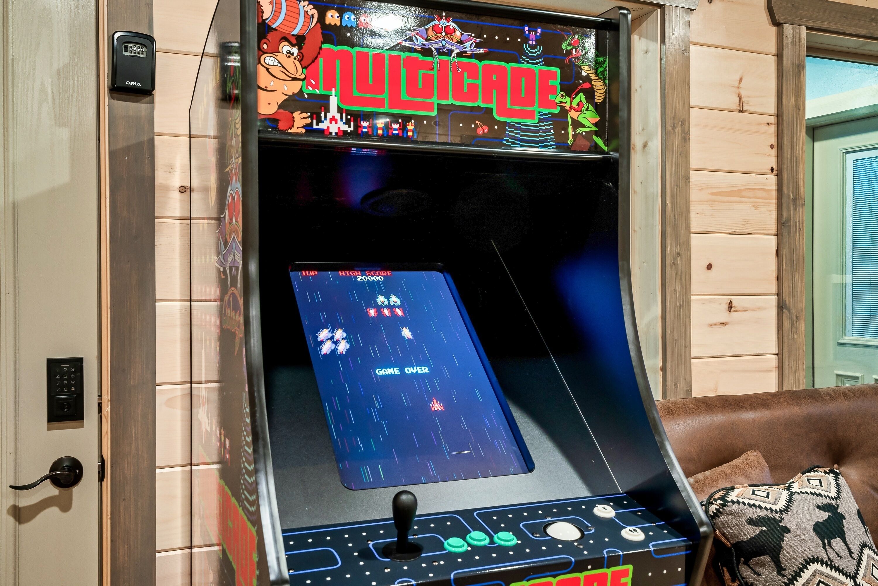 Una máquina de videojuegos arcade retro con una pantalla colorida y un joystick.