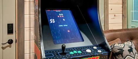 Una máquina de videojuegos arcade retro con una pantalla colorida y un joystick.