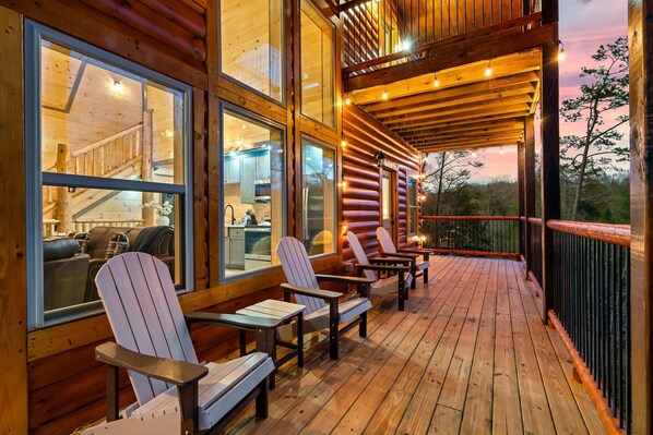 Outdoor dining - ⭐️Heated Indoor Swimming Pool ⭐️Arcade ⭐️ Pool Table ⭐️ HotTub⭐️Custom Bunks (Pigeon Forge)