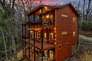 Exterior - ⭐️Heated Indoor Swimming Pool ⭐️Arcade ⭐️ Pool Table ⭐️ HotTub⭐️Custom Bunks (Pigeon Forge)