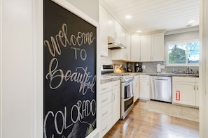 House | Private kitchen | Fridge, microwave, oven, dishwasher - Pioneer Peak (Colorado Springs)