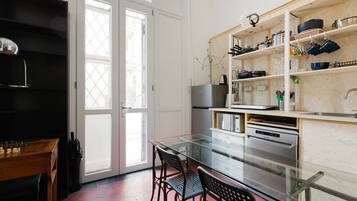 Frigorifero, microonde, forno, piano cottura