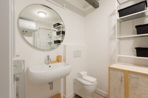 Shower, hair dryer, bidet, towels