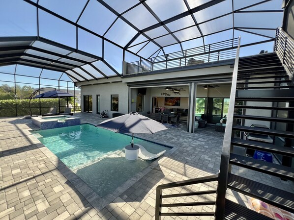 Utendørsbasseng og et oppvarmet basseng