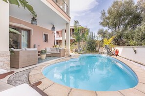 A heated pool - Wonderful villa of about 95sqm on three levels with swimming pool, able to comfortably accommodate up to 6 people.The villa is located in the charming town of Villasimius in about 10 minutes by car you can reach the beach Capo Carbonara and the beach Por (Villasimius)