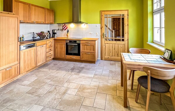 冷蔵庫、コンロ、食器洗い機、コーヒー / ティーメーカー