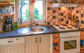 Kjøleskap, kokeplater, oppvaskmaskin og kaffetrakter/tekoker