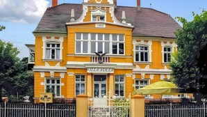 A yellow building with the name "Villa Adler" on the facade. - Nice apartment in Ahlbeck (Seebad) with kitchen (Ahlbeck (Seebad))