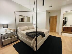 1 bedroom, travel crib, free WiFi, bed sheets - Luxurious King Suite in Gilbert. Kids are Welcome! (Gilbet)