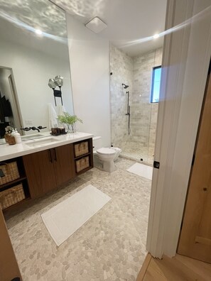 Douche, sèche-cheveux, serviettes fournies, savon