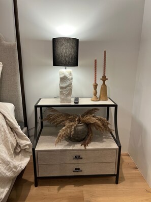 1 bedroom, travel crib, free WiFi, bed sheets - Luxurious King Suite in Gilbert. Kids are Welcome! (Gilbet)