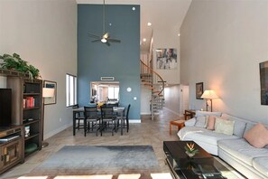 Smart-TV, DVD-Player, Bücher, Stereoanlage