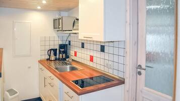 Kühlschrank, Herdplatte, Wasserkocher mit Kaffee-/Teezubehör