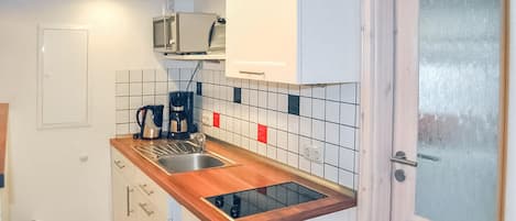 Kühlschrank, Herdplatte, Wasserkocher mit Kaffee-/Teezubehör